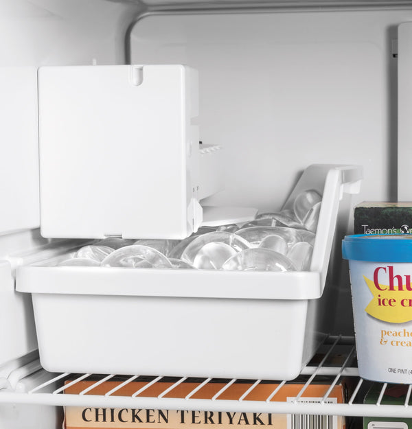 GE 17.5-cu ft Top-Freezer Refrigerator with Ice Maker ( White ) ENERGY STAR Certified